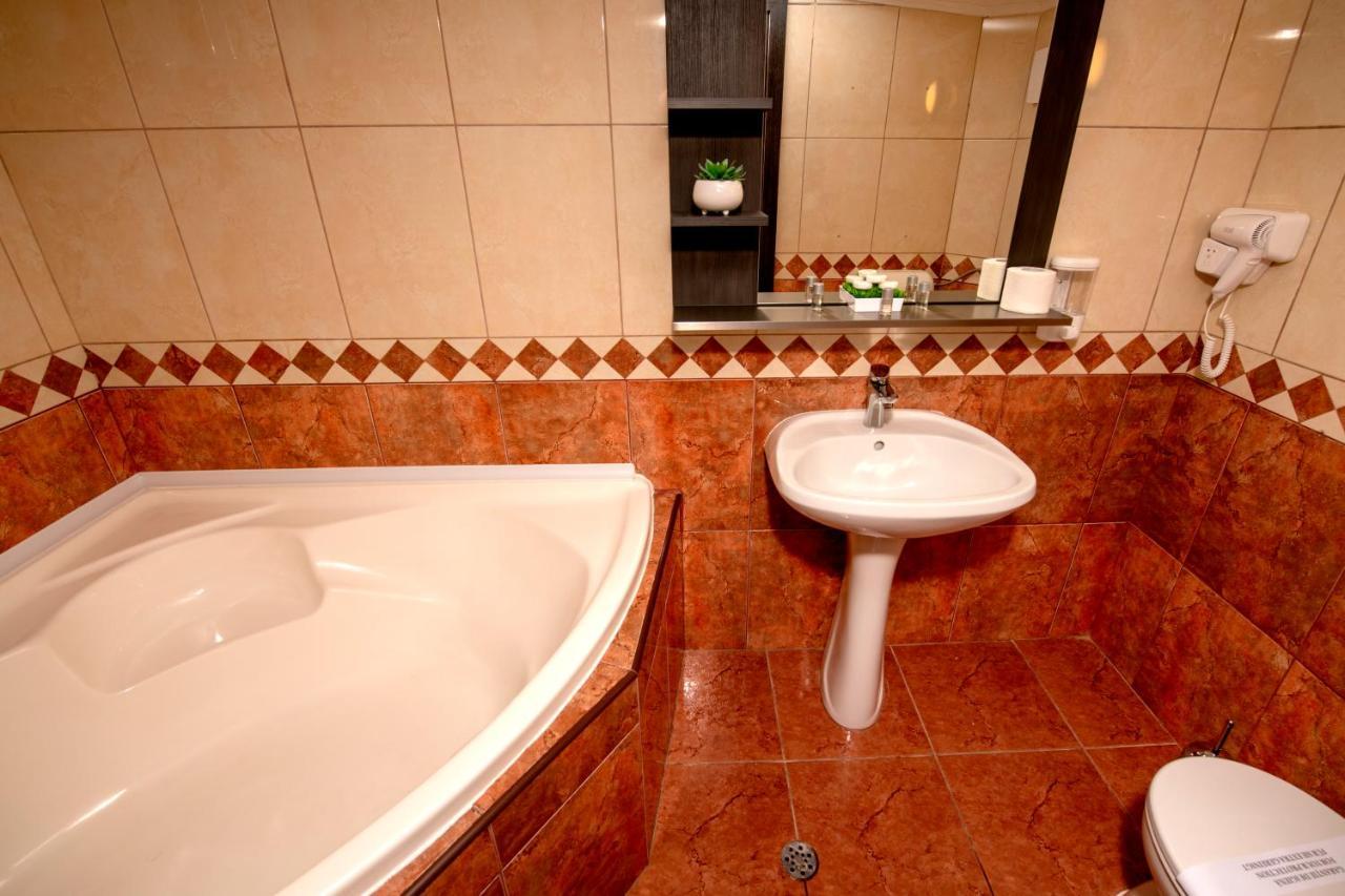 Hotel Novotheos 拉迪亚 外观 照片