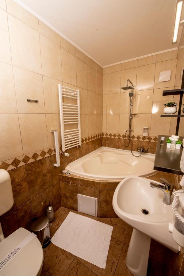Hotel Novotheos 拉迪亚 外观 照片